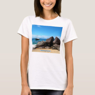 Boot und Strand, Paraty, Brasilien T-Shirt
