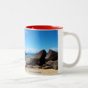 Boot und Strand, Paraty, Brasilien Zweifarbige Tasse