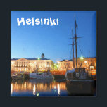 Boote am Helsinki Market Square im Abend Magnet<br><div class="desc">Digitale Malerei von Booten und einem alten Segelboot auf dem Helsinki Market Square (Kauppatori auf Finnisch) mit Marktzelten auf dem Hintergrund während der jährlichen Ostseeherringmesse in Helsinki (Silakkamarkkinat auf Finnisch) am klaren Anfang Oktober Abend.</div>