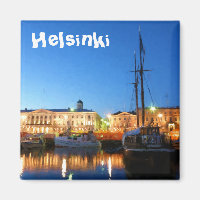 Boote am Helsinki Market Square im Abend