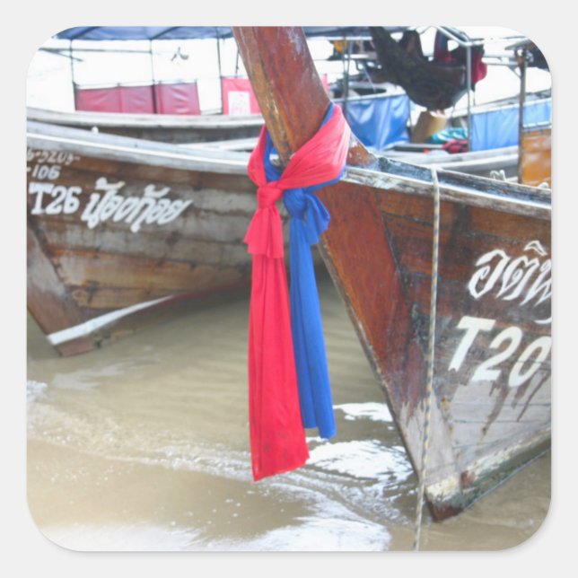 Boote am Strand | Phi Phi Islands, Thailand Quadratischer Aufkleber (Vorderseite)