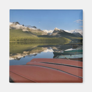 Boote am Ufer des Maligne Lake geparkt, Magnet