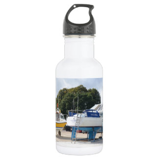 Boote auf dem harten edelstahlflasche