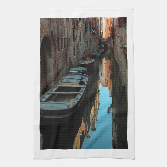Boote auf dem Kanal Wasser Venedig Italien Gebäude Handtuch (Vertikal)