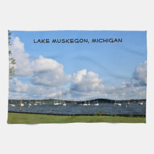 Boote auf dem Muskegon-See Geschirrtuch