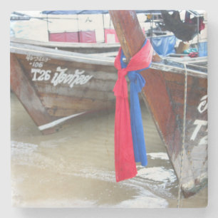 Boote auf den Phi-Phi-Inseln des Strand- , Steinuntersetzer