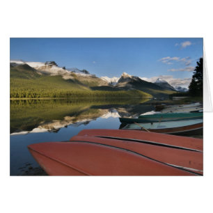 Boote, die am Seeufer des Maligne Lake geparkt sin