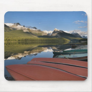 Boote, die am Ufer des Maligne Lake geparkt sind, Mousepad