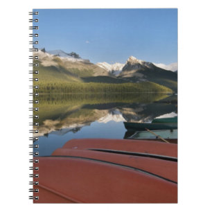 Boote, die am Ufer des Maligne Lake geparkt sind, Notizblock