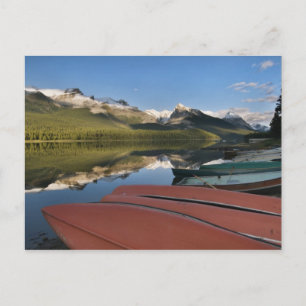 Boote, die am Ufer des Maligne Lake geparkt sind, Postkarte