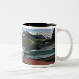 Boote, die am Ufer des Maligne Lake geparkt sind, Zweifarbige Tasse