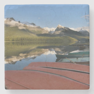 Boote, die auf dem Maligne-See geparkt sind, Steinuntersetzer