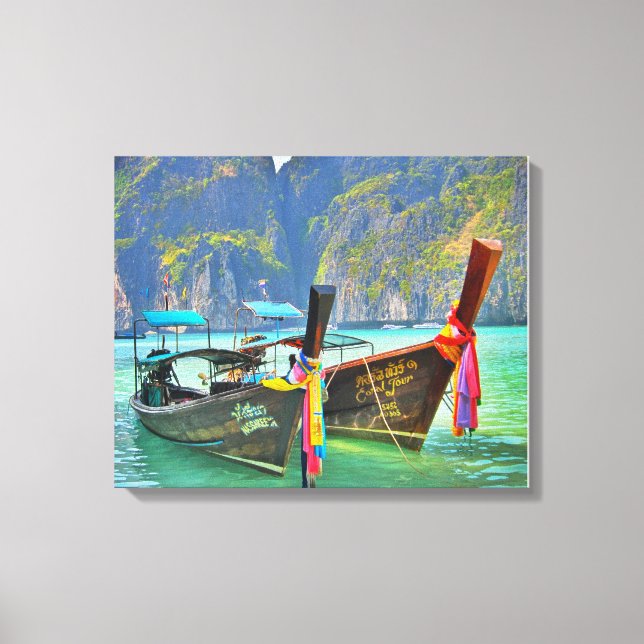 Boote in der Maya Bay Leinwanddruck (Vorderseite)