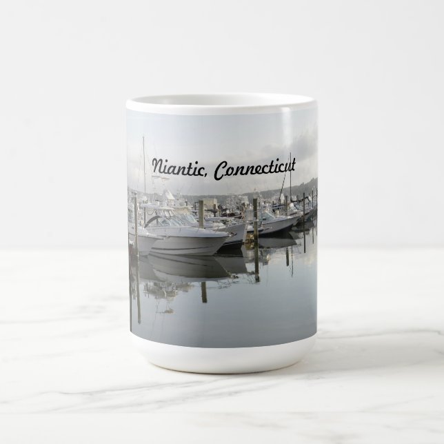 Boote in einem Jachthafen in Niantic Connecticut Kaffeetasse (Mittel)