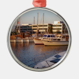 Boote in einem Jachthafen Ornament Aus Metall