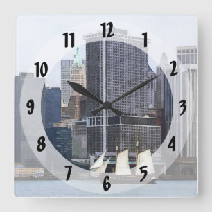 Boote - Schoner gegen die Skyline von Manhattan Quadratische Wanduhr