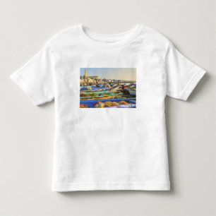 Boote werden für den Fischfang vorbereitet, Die Ki Kleinkind T-shirt