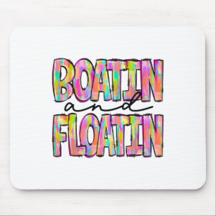 Bootfahren und Schwimmen auf dem Fluss im Sommer Mousepad