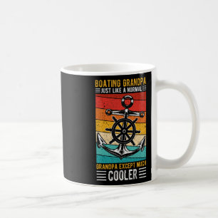Bootsfahrender Opa, genau wie ein normaler Opa bei Kaffeetasse