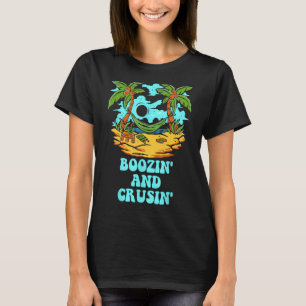 Boozin und Crusin Sailing Beach Sailboat Ocean Vac T-Shirt