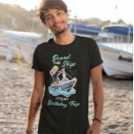 Bord des Schiffes Mein Geburtstag Kreuzfahrt T-Shirt<br><div class="desc">Dieses Design kann in dem Bereich personalisiert werden, der durch das Ändern des Fotos und/oder Textes zur Verfügung gestellt wird. Sie können auch angepasst werden, indem Sie auf Vorlage personalisieren klicken und dann auf die Schaltfläche klicken, um weitere Optionen anzupassen, um die Hintergrundfarbe zu löschen oder zu ändern, Text hinzuzufügen,...</div>