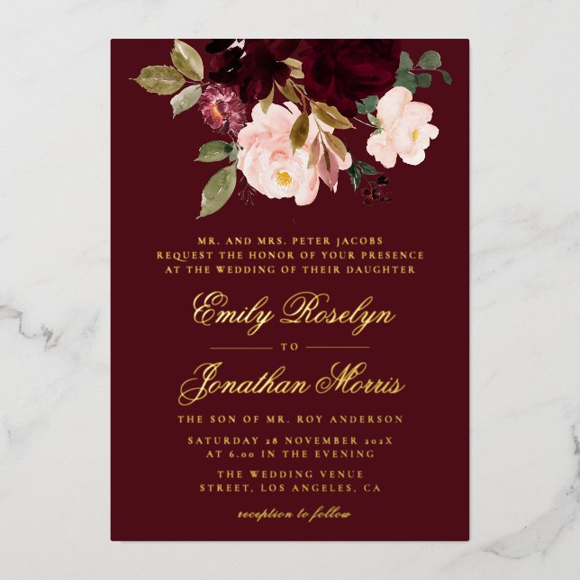 Bordeaux-Hochzeit mit goldfarbenem Blumen Folieneinladung (Vorderseite)