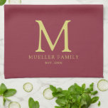Bordeaux Solid Color Gold Family Name Monogram Geschirrtuch<br><div class="desc">Individuelles Upload Fügen Sie Ihren Foto- oder Logo-Text elegant Moderne Niedliche Monogram Küche & Dining / Tisch & Küche Linens/ Erstname Familienname Template Gold Monogram Bordeaux Solid Color Kitchen Handtuch.</div>