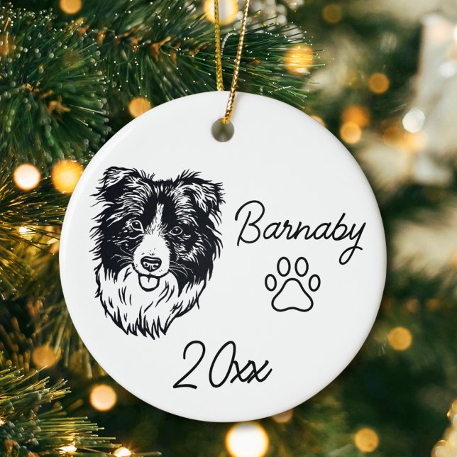 Border Collie Dog Individuelle Name & Year Line Ar Keramik Ornament (Border Collie Dog Custom Name and Year Ornament with Paw Print. Black and White Line Art Mo)