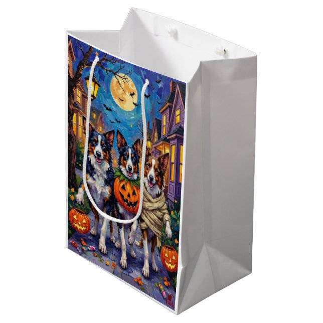 Border Collie Dogs Trick-or-Treating zu Halloween Mittlere Geschenktüte (Vorderseite Schrägansicht)