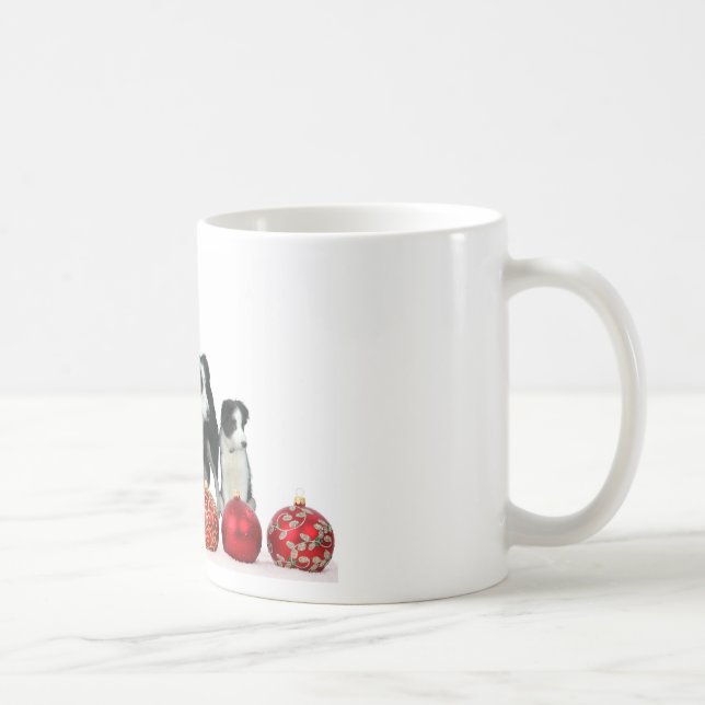 Border Collie Hunde mit Red Christmas Ornaments Kaffeetasse (Rechts)
