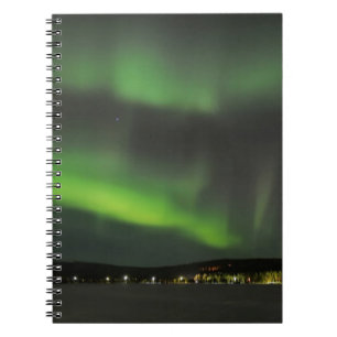 Borealis de l'aurore dans le carnet de ciel