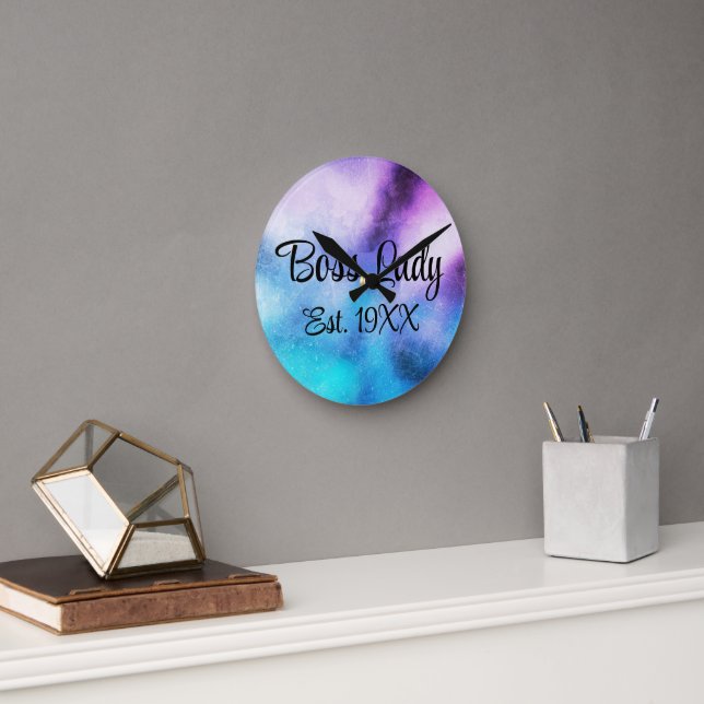 Boss Lady Est. Runde Wanduhr (Büro)