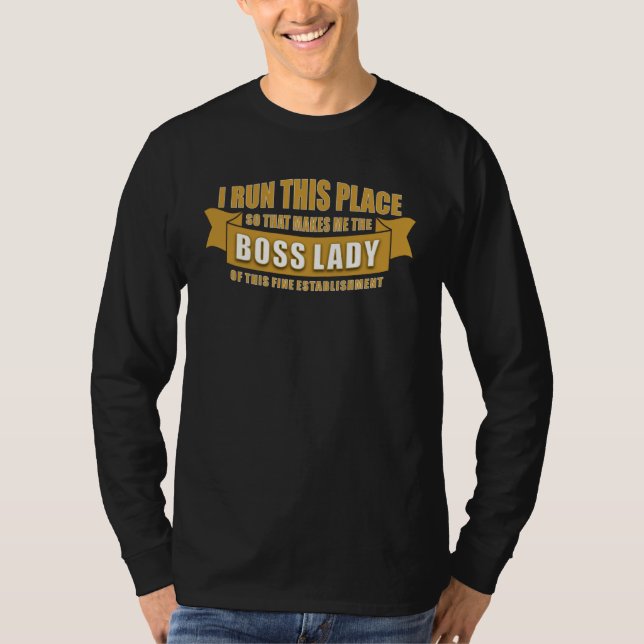 Boss Lady  I Run This Place Fun Landlord PubBar Ow T-Shirt (Vorderseite)