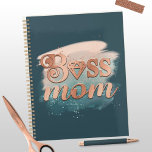 Boss Mama Trendy Kupfer Aquamarine Aquarellfarben  Planer<br><div class="desc">Boss Mama Trendy Kupfer Aquamarine Wasserfarbe Typografie Zitat mit Aquarellpinsel Pinselstriche Hintergrund, und Imitate Glitzer Folie Text. Macht ein perfektes Geschenk für Mama am Muttertag, Geburtstag oder Feiertagen, für junge Mütter und Mami, oder für die Arbeit von Zuhause und selbst gemachten Müttern! In hübsch dunklem aquamarin, rot Rosa, Terrakotta, Kupfer...</div>