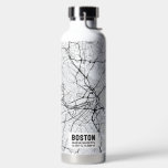 Boston City Map Trinkflasche<br><div class="desc">Eine lustige Wasserflasche mit einer Karte der Stadt Boston und ihrer einzigartigen Lage. Davor ist der Name der Stadt, des Staat, der Breiten- und Längenkoordinaten. Sie können eine schnelle Google-Suche verwenden, um die richtigen Zahlen zu finden, die in die Box eingefügt werden sollen. Behalt, dass alle Elemente freigeschaltet und einstellbar...</div>
