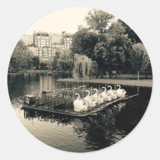 Boston Swan Boote in Schwarz und Weiß Runder Aufkleber