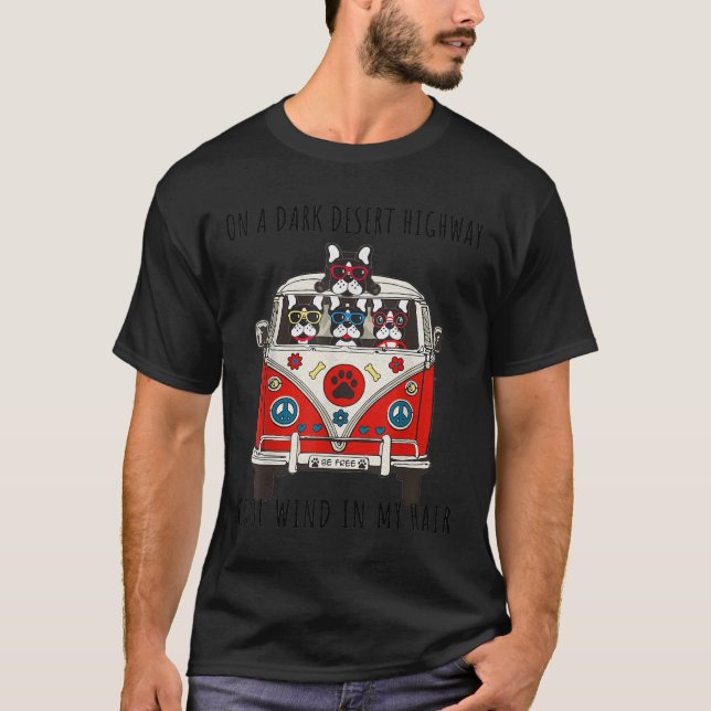 Boston Terrier auf einem dunklen Wüstenweg Bostie T-Shirt (Vorderseite)