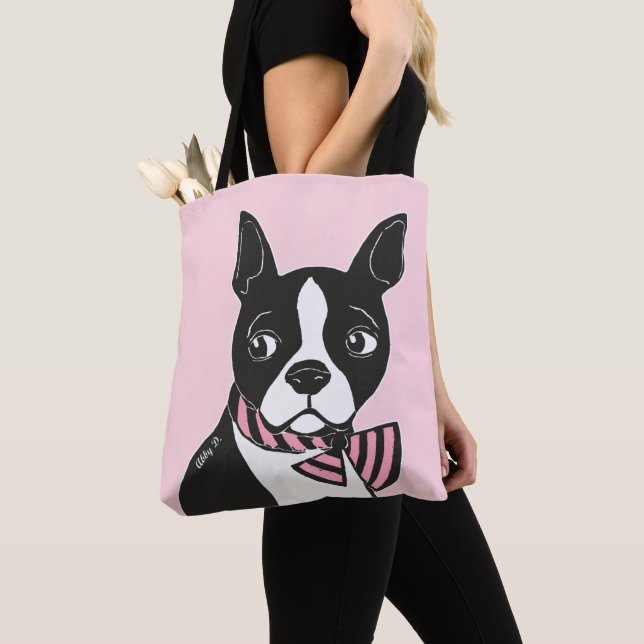 Boston Terrier avec le sac fourre-tout rose-clair (De près)
