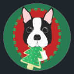 Boston Terrier Christmas Runder Aufkleber<br><div class="desc">Boston Terrier mit Weihnachtsbaum-Keks Weihnachtskleber! Diese Aufkleber sind anpassbar! Personalisieren Sie Ihren Text und ändern Sie die Hintergrundfarbe!</div>