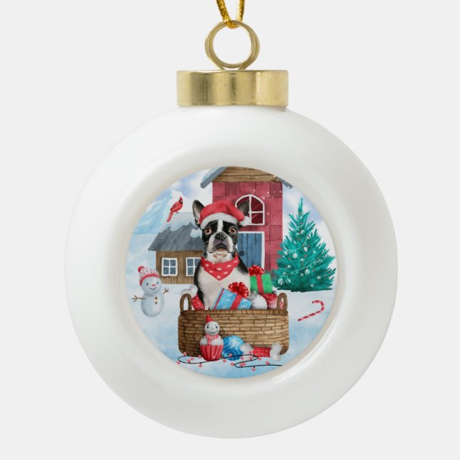 Boston Terrier Dog im Schnee Weihnachtshundehaus Keramik Kugel-Ornament (Vorderseite)