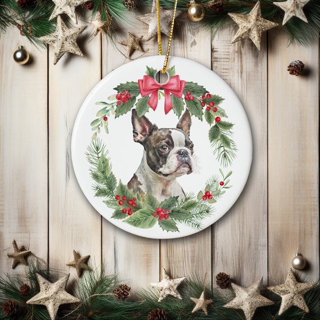 Boston Terrier Dog Red Bow Holly Wreath Keramik Ornament (Von Creator hochgeladen)