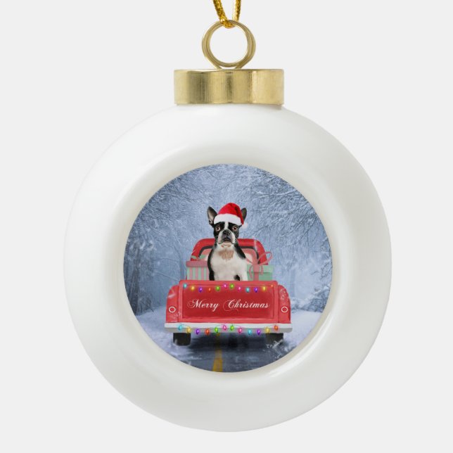 Boston Terrier Dog Snow sitzt im Truck Keramik Kugel-Ornament (Vorderseite)