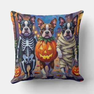 Boston Terrier Dogs Trick-or-Treating zu Halloween Kissen
