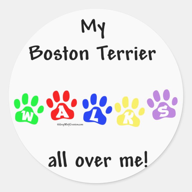 Boston Terrier geht durch mich Runder Aufkleber (Vorderseite)