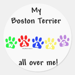 Boston Terrier geht durch mich Runder Aufkleber