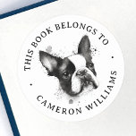 Boston Terrier Wasserfarbenbuch Runder Aufkleber<br><div class="desc">Buchzeichen-Etiketten mit einem Schwarz-Weiß-Aquarell-Bild eines Bostoner Terrier mit Splash und anpassbarem Text "zu diesem Buch gehört" und Ihrem Namen.</div>