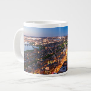 Bostons Skyline an der Dämmerung Jumbo-Tasse