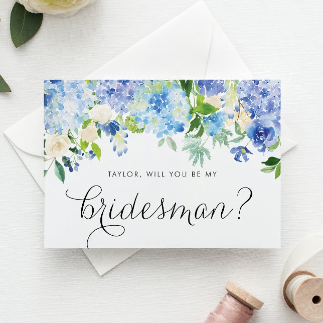 Botanical Blue Hydrangea wird meine Bridesmaid sei Einladungspostkarte (Blue hydrangea & white rose bridesmaid card with greenery accents for romantic floral weddings.)