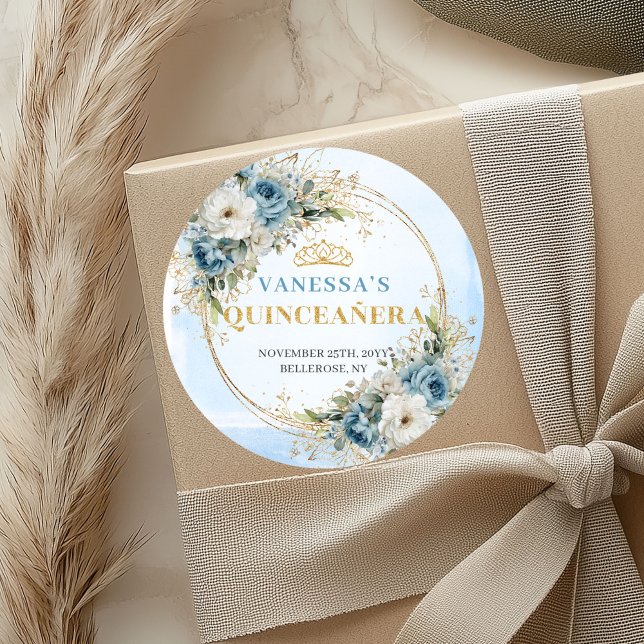 Botanical Dusty Blue Gold Eucalyptus Quinceañera  Runder Aufkleber (Botanical Dusty Blue Gold Eucalyptus Quinceañera Sticker)