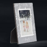 Botanicales Foto Easel Zurück Frameless-Bild Fotoplatte<br><div class="desc">Die Tabletop-Plakette mit integriertem Aasel besticht durch Ihr Lieblings-Foto, umgeben von weißem Blattwerk, Punkten und Beeren auf einem silbergrauen Hintergrund. Ändern Sie die Hintergrundfarbe, um Ihrem Foto zu entsprechen. ÄNDERN Sie den FAMILY-Text auf irgendetwas - TIPP: Legen Sie Ihren Text zwischen den beiden Quadraten, um den Text-Swashes beizubehalten. Gut als...</div>